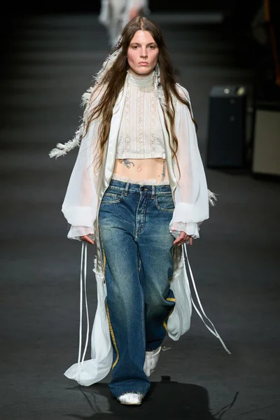 Look 19